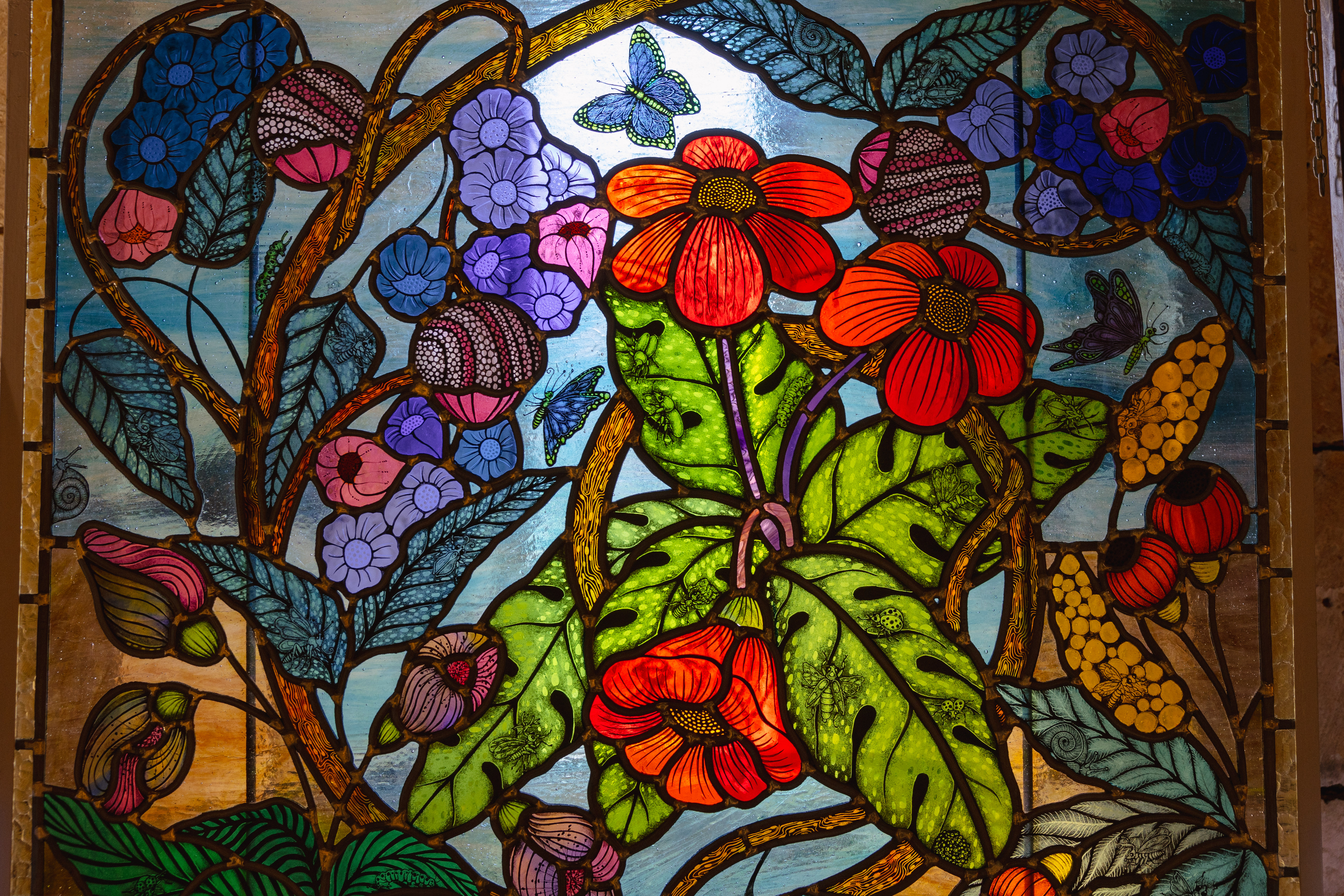 Vitrail "Les petites bêtes" de Maryline Delois dans le cadre de l'exposition "Nature & Matières, témoins de savoir-faire" ©Lilian Cazabet