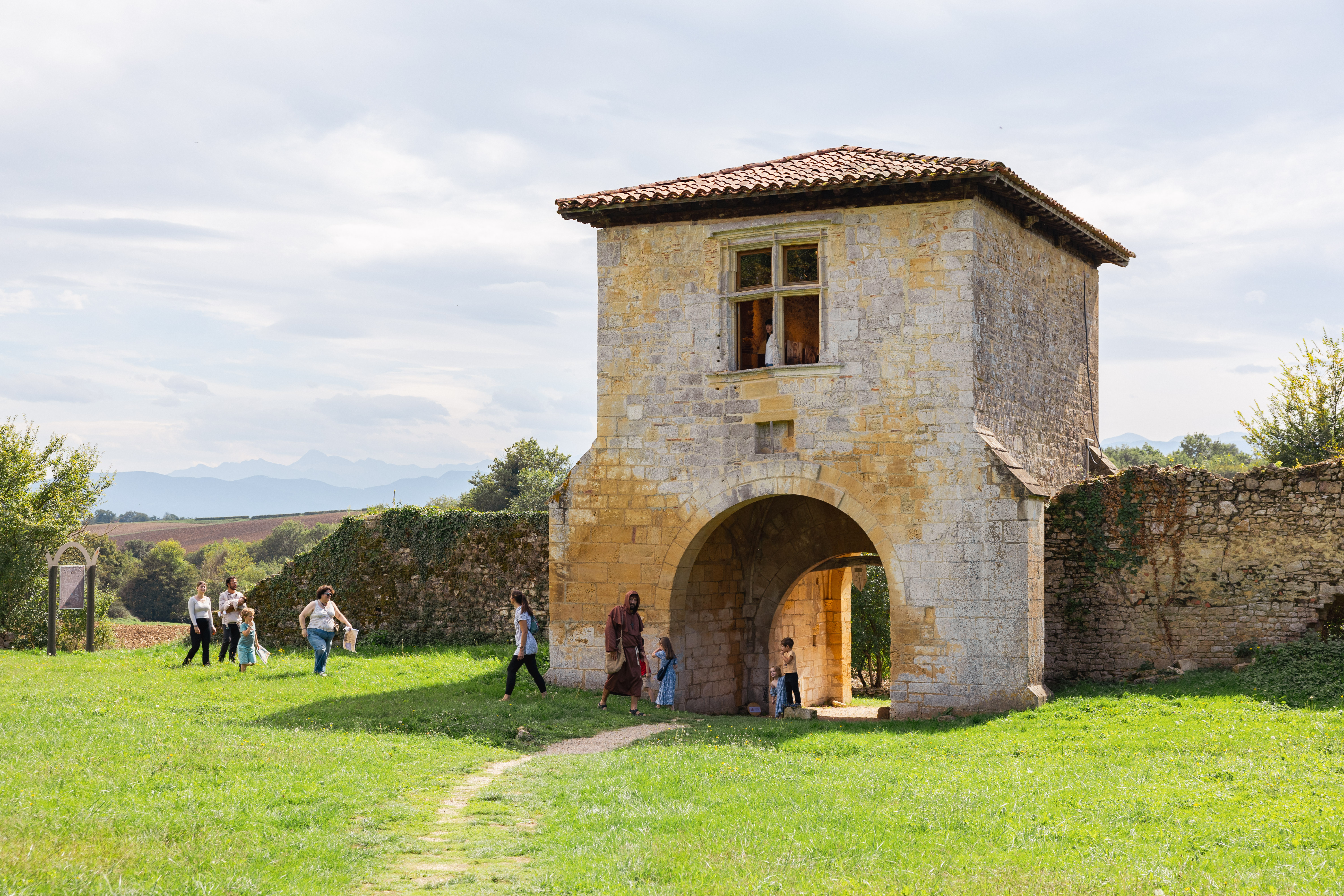 Porterie de l'Abbaye de Bonnefont ©Lilian Cazabet