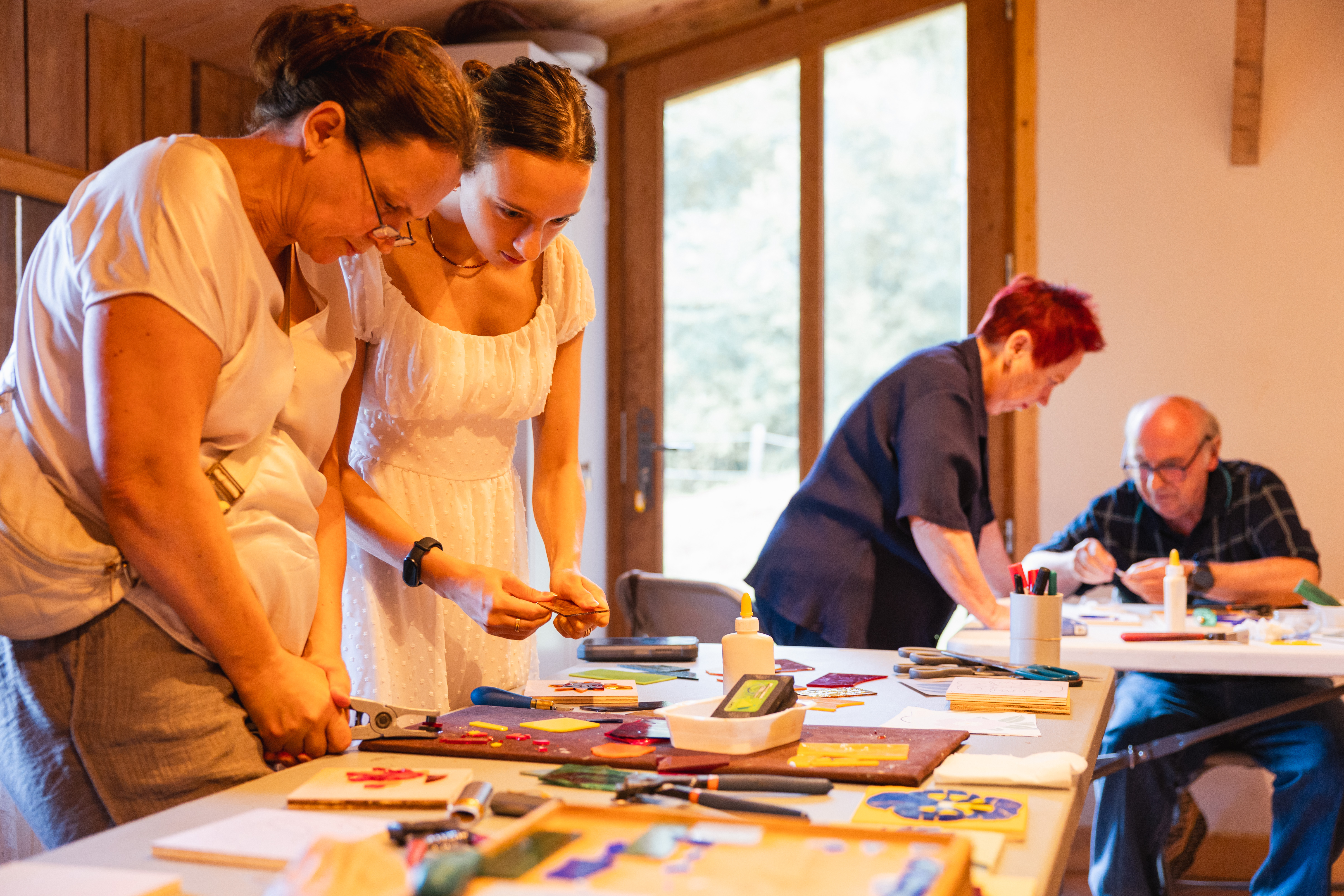 Atelier mosaïque avec Sylvie Potier dans le cadre de l'exposition "Nature & Matières, témoins de savoir-faire" ©Lilian Cazabet